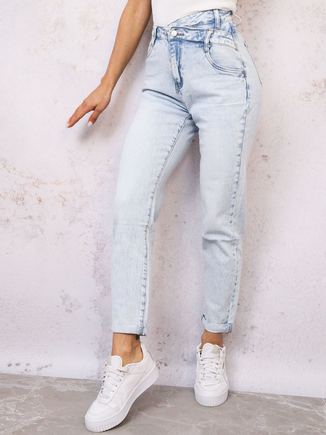 SPODNIE JEANSOWE MOM FIT Z ASYMETRYCZNYM PASEM- JASNY JEANS