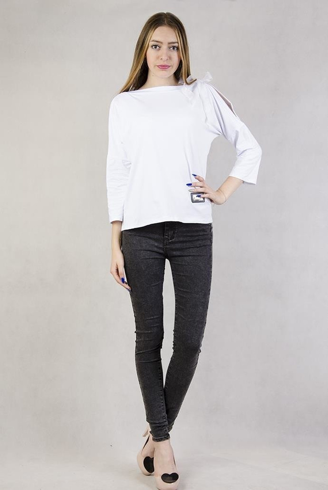 Biała bluzka z wycięciami na ramionach i wstążką