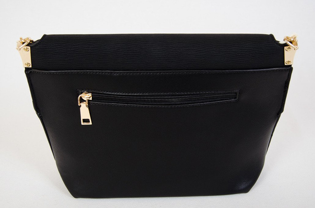 Czarna kopertowa torebka na złotym łańcuszku