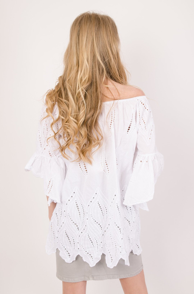 Biała bluzka z ażurowymi wstawkami i rozszerzanymi rękawami