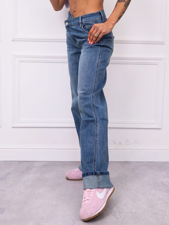 SPODNIE JEANSOWE Z ASYMETRYCZNYM ZAPIĘCIEM I PODWINIĘTYMI NOGAWKAMI