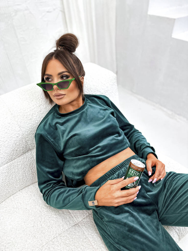 WELUROWY KOMPLET DRESOWY Z NASZYWKĄ NA RĘKAWIE- BUTELKOWA ZIELEŃ