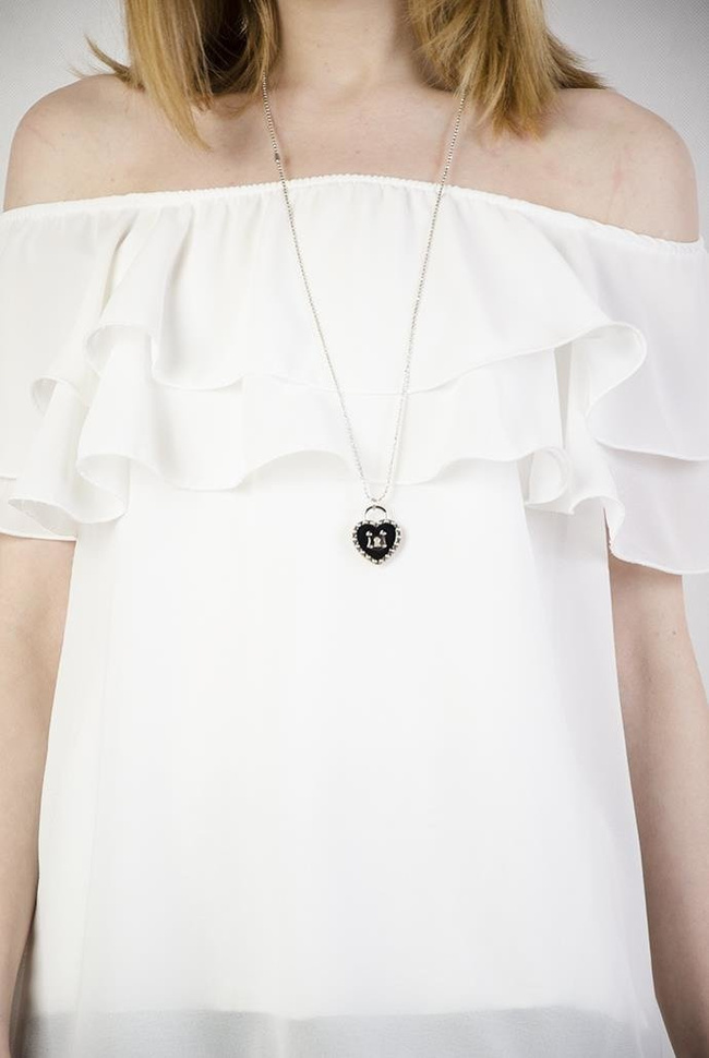 Biała bluzka z falbaną w dekolcie, z wisiorkiem