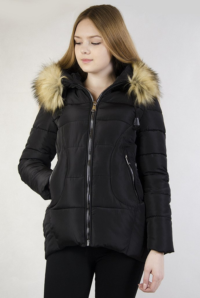 Czarna asymetryczna kurtka z pikowaniem oraz futerkiem przy kapturze