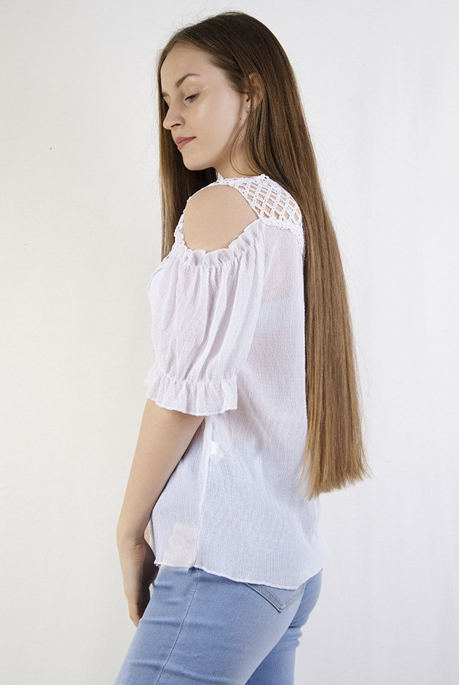 Biała bluzka z koronkowym dekoltem