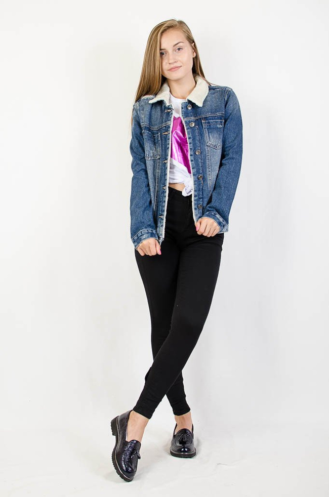 Ciemna kurtka jeansowa z kożuchem
