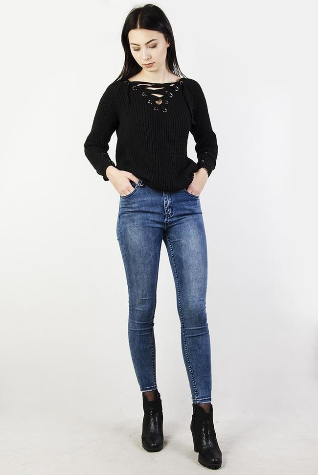 Czarny sweter z wiązaniem w dekolcie