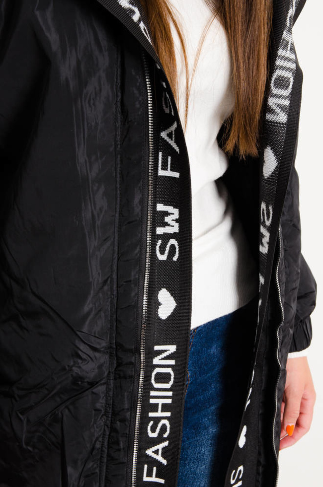 KURTKA Z OZDOBNĄ GUMĄ I ZAMKAMI PO BOKACH- CZARNA