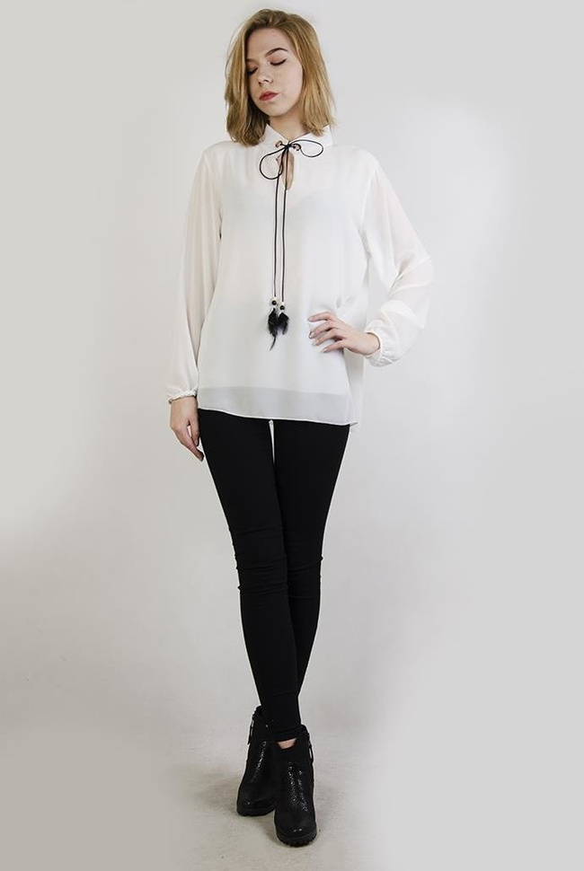 Biała bluzka koszulowa z rzemykiem przy szyi