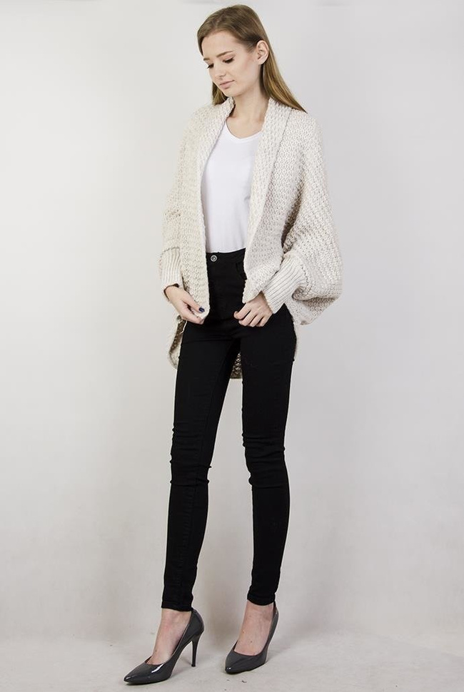 Beżowy kardigan typu "nietoperz"