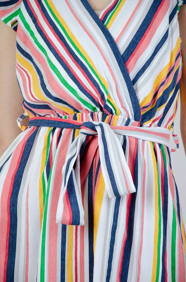 Sukienka w kolorowe paski wiązana po środku