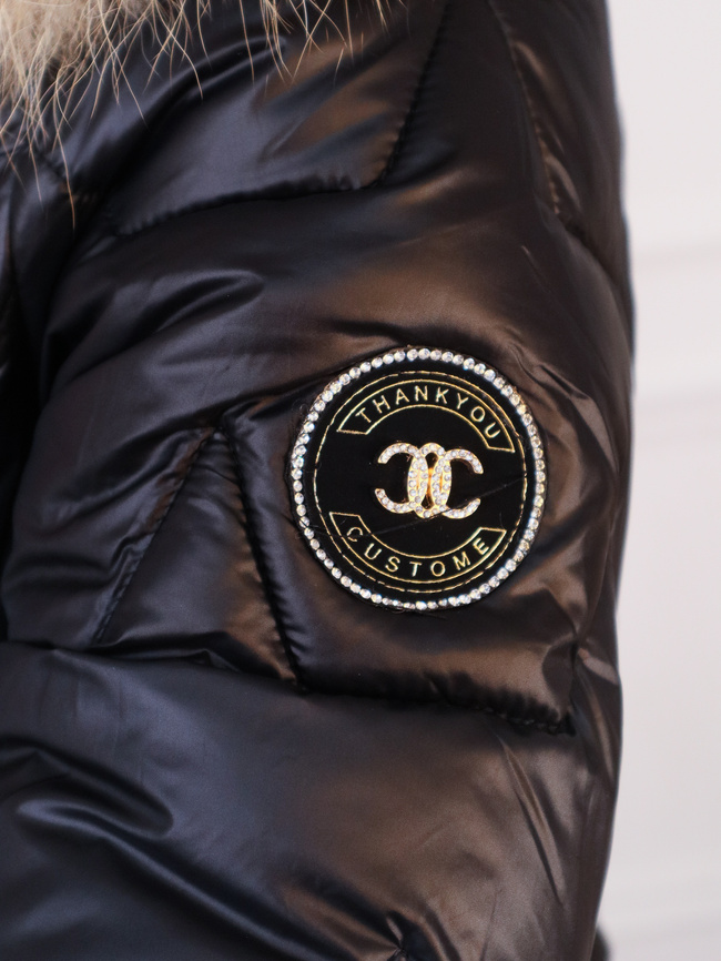 KURTKA Z FUTERKIEM PIKOWANA Z ZAMKAMI PO BOKACH- CZARNA