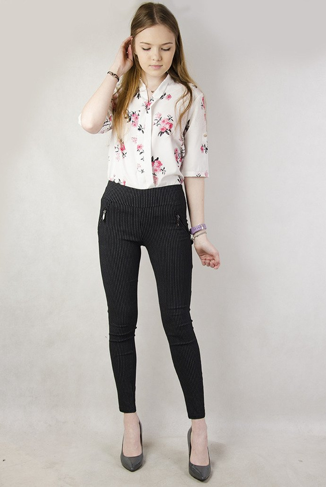 Czarne spodnie w białe paski