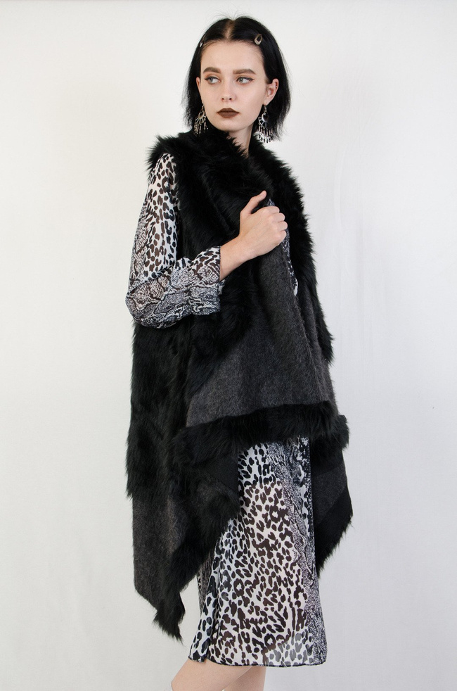 Futrzana czarna kamizelka o asymetrycznym kroju