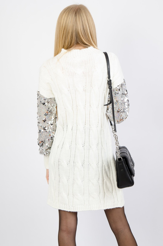 BIAŁA SWETERKOWA SUKIENKA Z CEKINOWYMI RĘKAWAMI