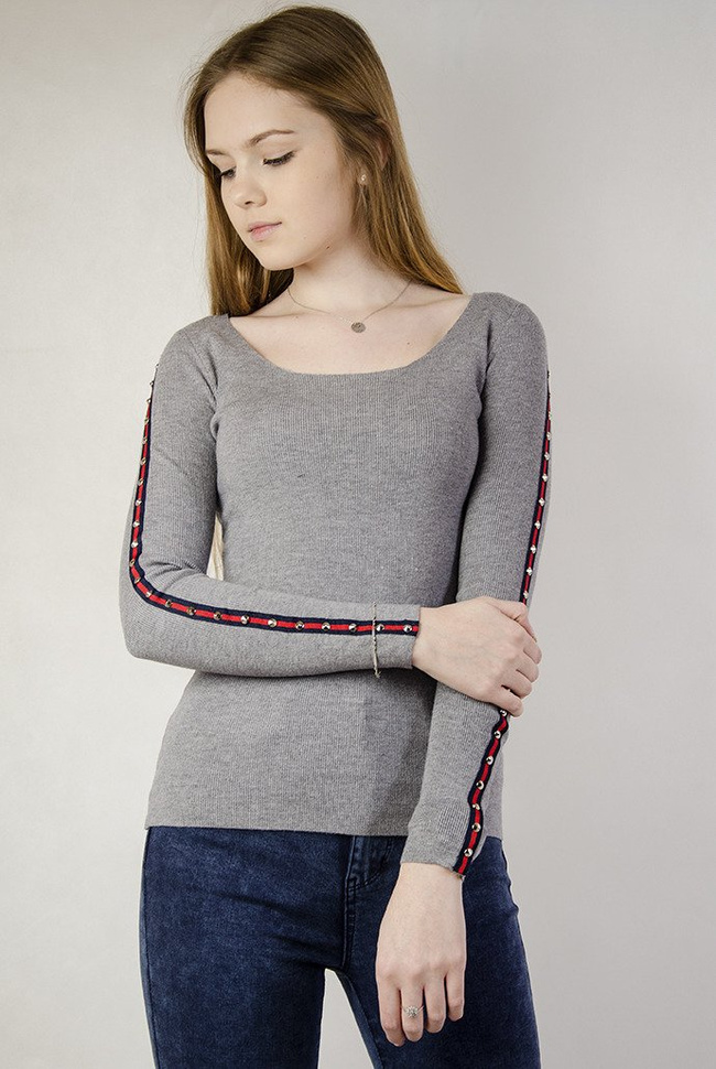 Szara, przylegająca bluzka z ćwiekami u boku