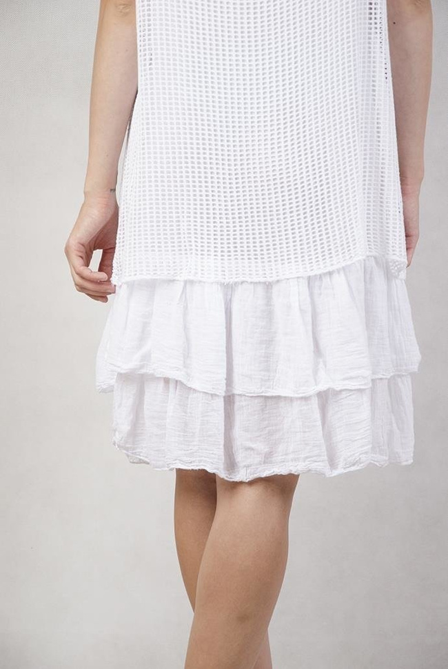 Biała sukienka z falbankami i koronką