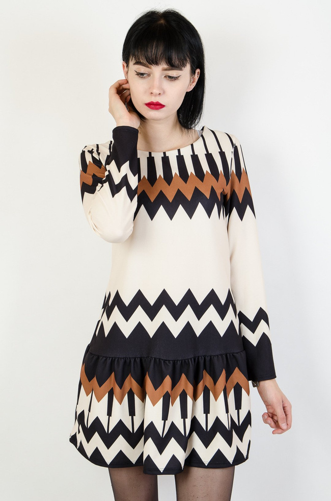 Beżowa sukienka w czarno-brązowe wzory z falbaną na dole