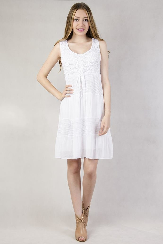 Biała sukienka z koronką wiązana pod biustem