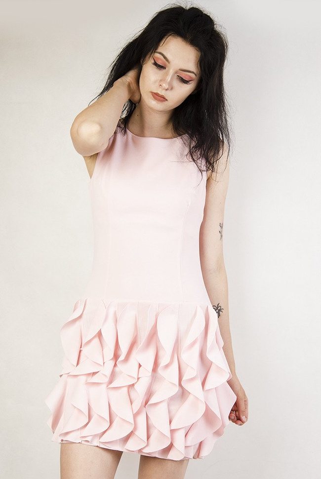 Różowa sukienka z falbankami