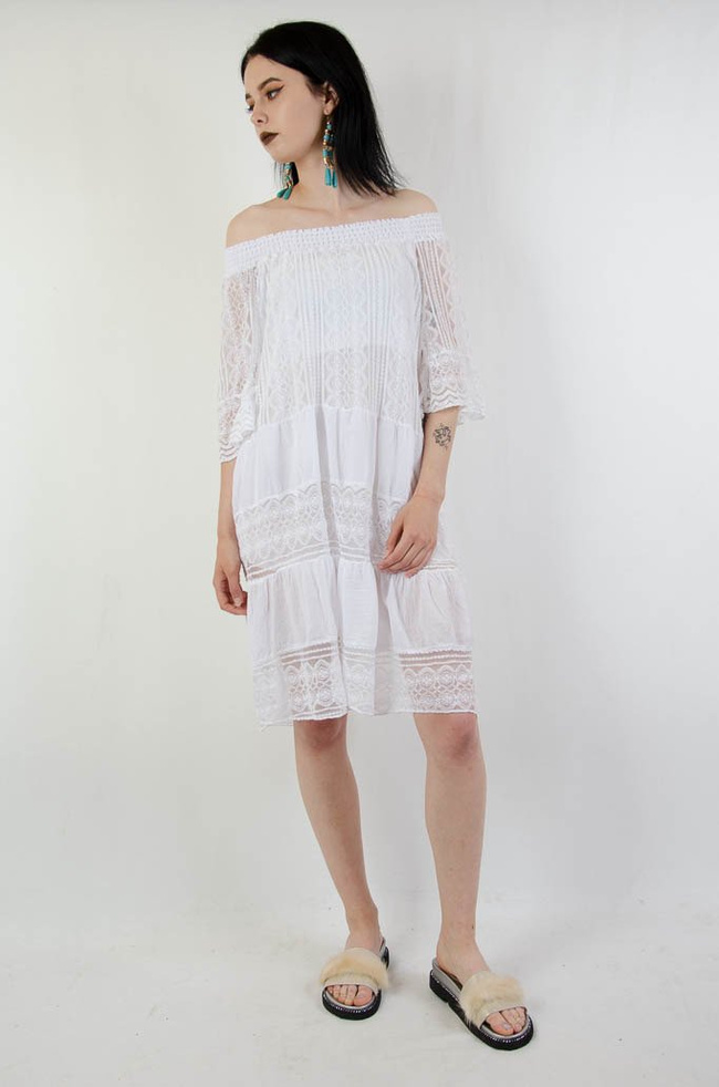 Biała koronkowa sukienka z gumą w dekolcie