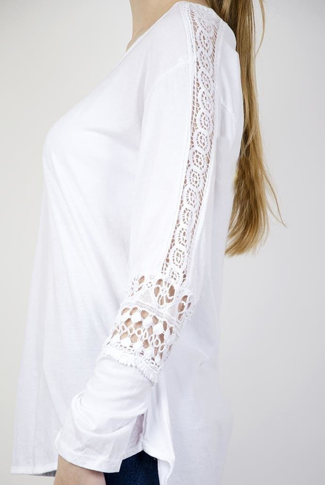Biała bluzka z pięknymi zdobieniami na ramionach