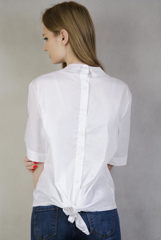 Biała koszula z wiązaniem na dole i guzikami z tyłu