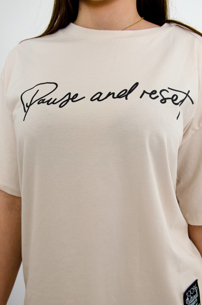 BEŻOWY T-SHIRT OVERSIZE Z NAPISEM