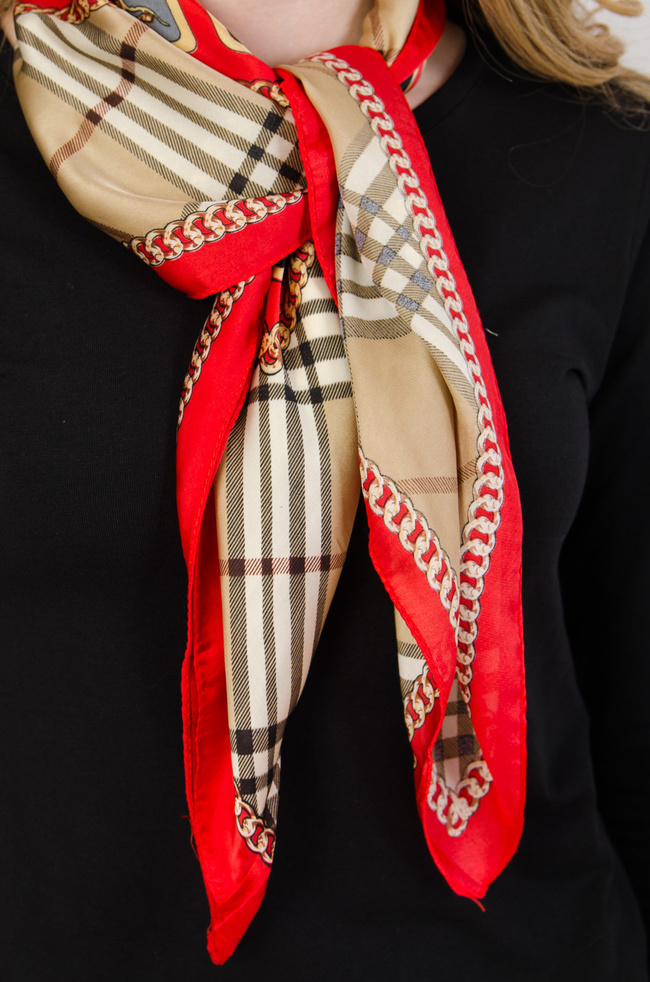 Satynowa chusta  w brązowo-czerwone wzory