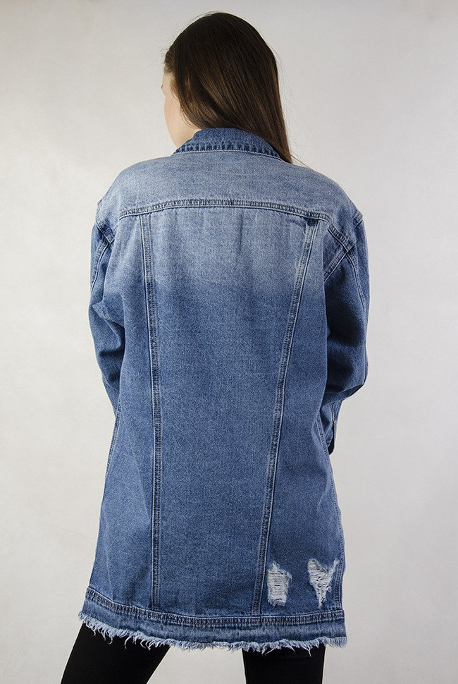 Ciemna kurtka jeansowa przedłużana z szarpaniem na dole