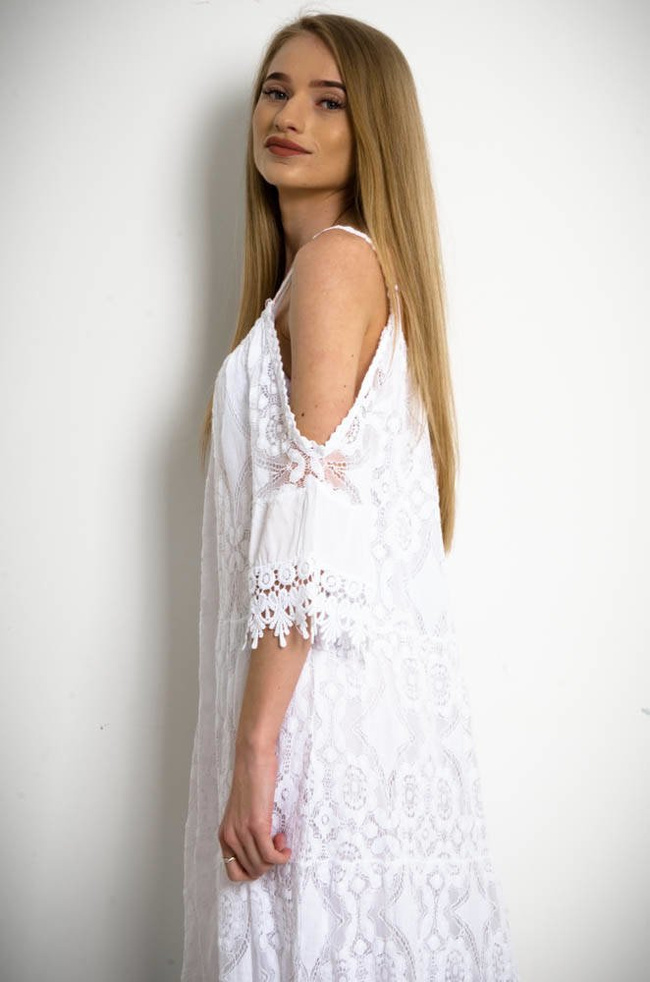 BIAŁA AŻUROWA SUKIENKA Z ODKRYTYMI RAMIONAMI