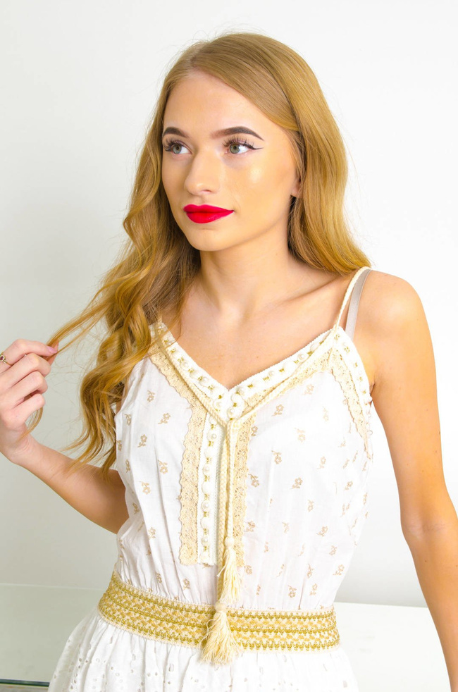 BIAŁA SUKIENKA NA RAMIĄCZKACH Z PEREŁKAMI-BOHO