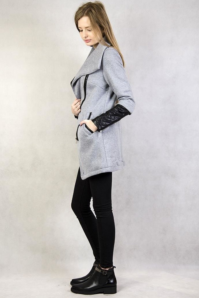 Jasnoszary płaszcz z efektownym kołnierzem