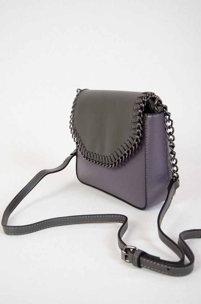 Szara mała torebka z klapką plecioną łańcuszkiem