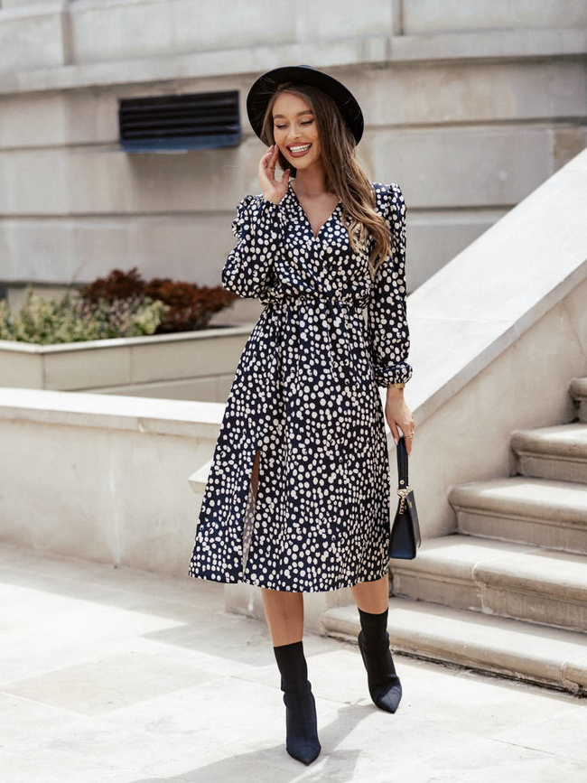 SUKIENKA W KROPKI Z GUMĄ W PASIE I ROZPORKIEM- CZARNA