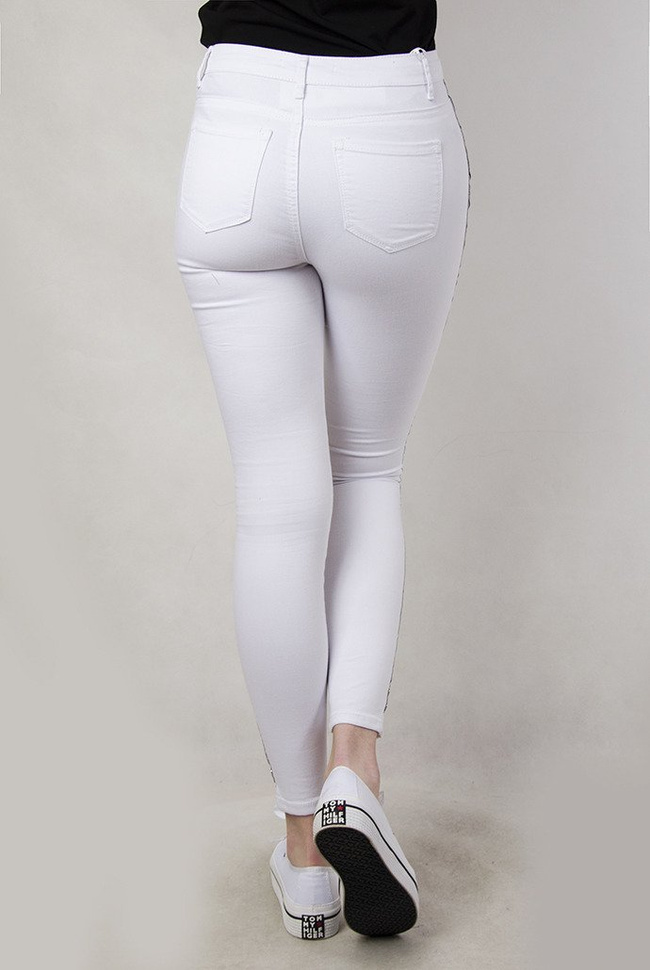 Białe spodnie z wysokim stanem i lampasami