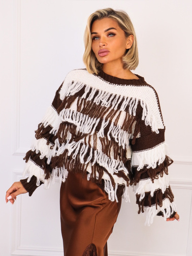 SWETER BIAŁY W PASKI KOLORU CZEKOLADOWEGO Z FRĘDZLAMI