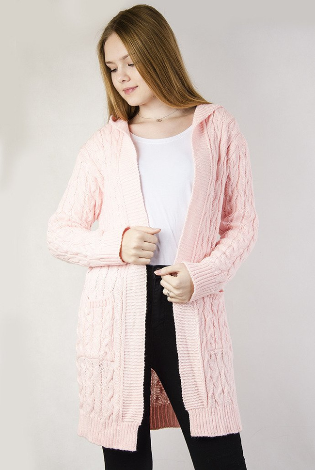 Różowa narzuta sweterkowa, ze splotem warkoczem