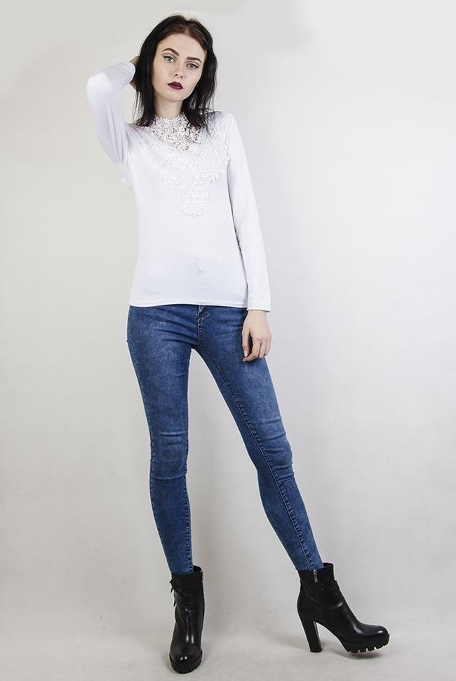 Biała bluzka z ażurowym zdobieniem przy dekolcie