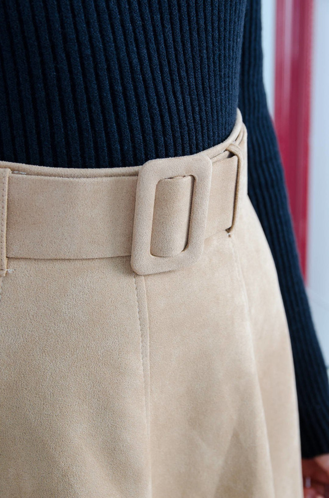 BEŻOWA ZAMSZOWA SPÓDNICA MIDI Z PASKIEM
