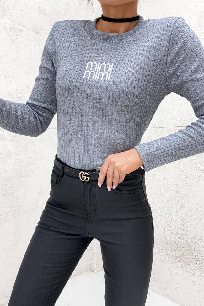 PRĄŻKOWANA BLUZKA Z WYSZYWANYM NAPISEM- SZARA