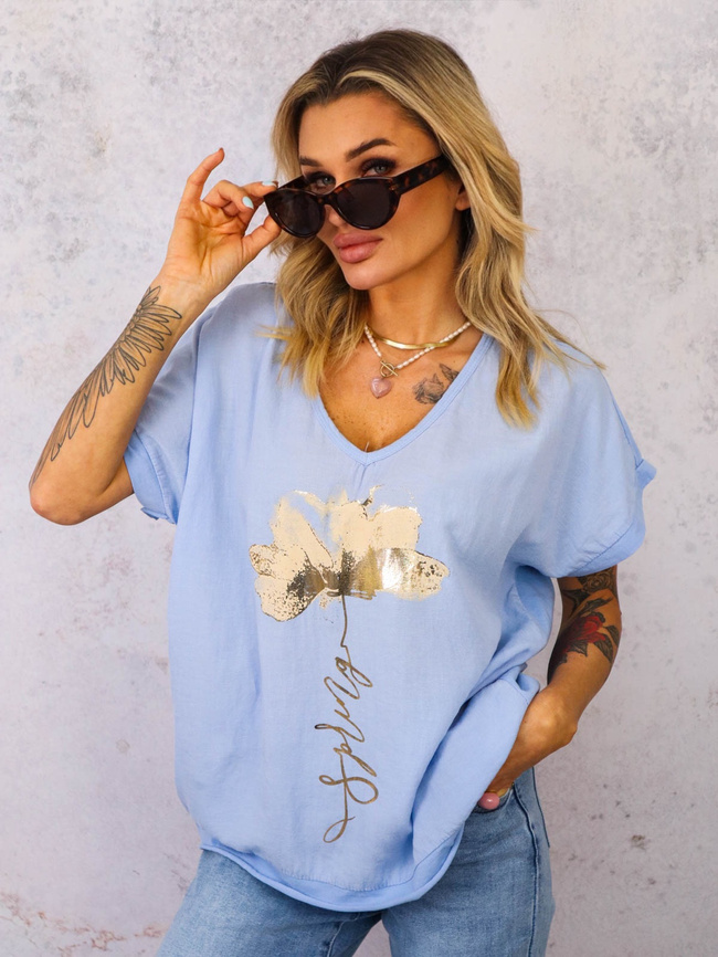 T-SHIRT ZE ZŁOTYM KWIATEM I DEKOLTEM W SZPIC- NIEBIESKI