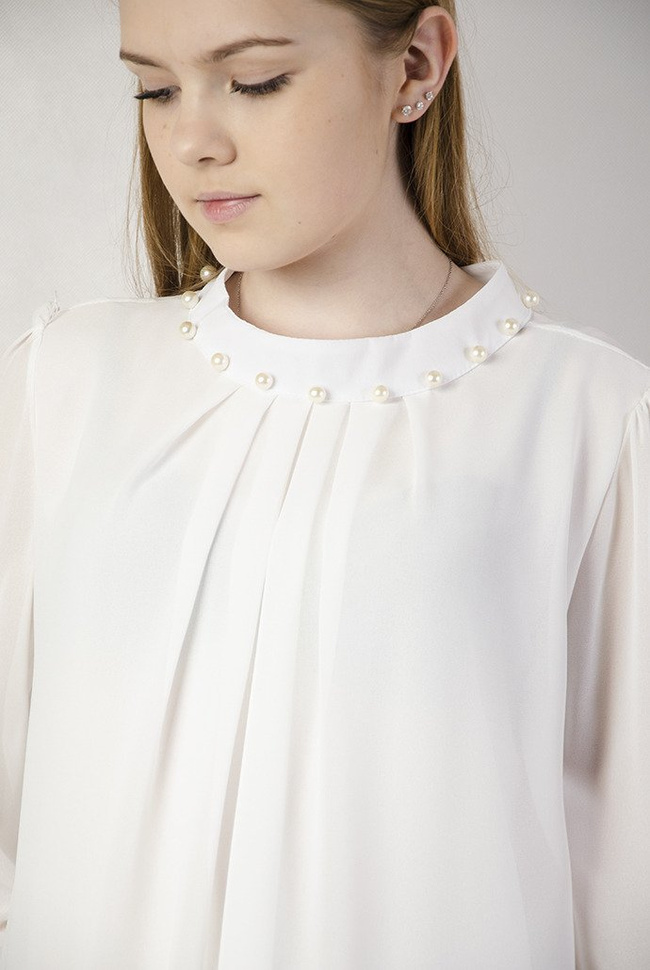 Biała bluzka z koralikami przy dekolcie