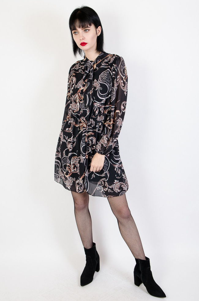 Czarna wzorzysta sukienka wiązana przy szyi