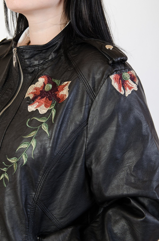 Czarna ramoneska z wyszywanym kwiatem