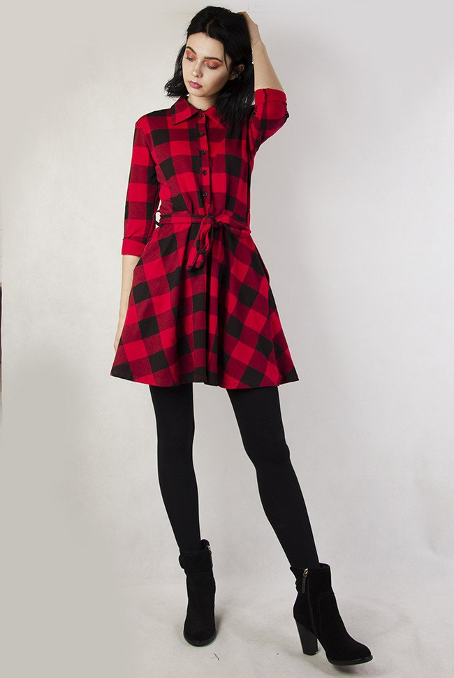 Rozkloszowana sukienka w czerwono-czarną kratę