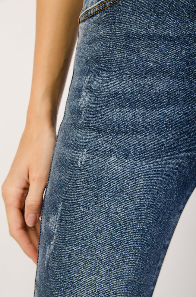 CIEMNE SPODNIE JEANSOWE Z ROZCIĘCIEM NA DOLE NOGAWKI