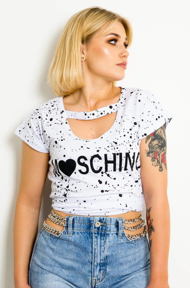 BIAŁY T-SHIRT W BIAŁE PLAMKI Z NAPISEM -WYCIĘCIE W DEKOLCIE