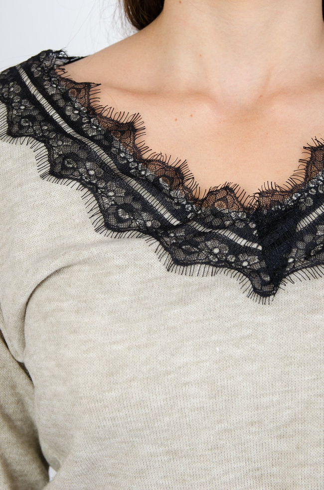Beżowa bluzka z koronką na plecach 