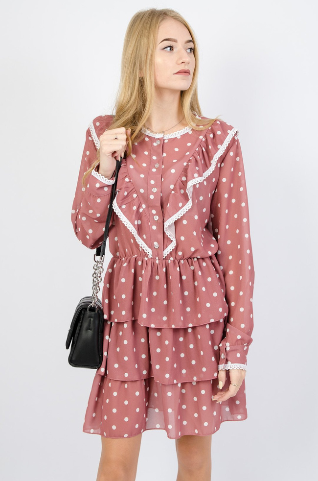 Różowa sukienka z żabotem w białe grochy